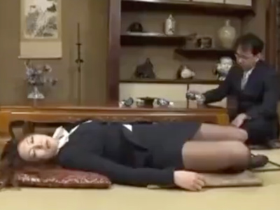 62872 - 睡眠薬で熟睡させたOLお姉さんに勝手にチンポ挿入してザー汁ぶっかけ