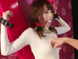 43341 - 拘束された状態でオモチャで限界まで責められるお姉さん