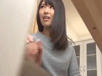 698172 - 机の下でこっそり手コキしてくる彼女の友達と我慢できずにガチハメ！