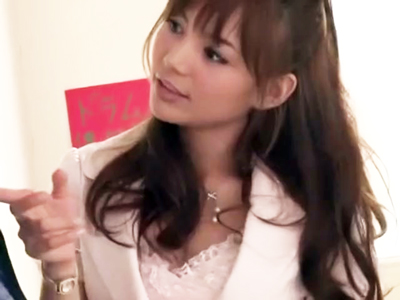 61411 - ミスヤリマンに選ばれたハーフ美女が童貞チンポをじっくり手コキ抜き！