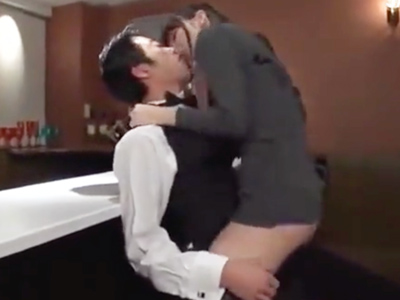 703214 - 酒の勢いを使ってBAR店員を誘惑するスケベOL→そのまま店内で生ハメ！