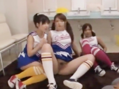 57077 - チンポに興味津々なノーパンチアガールが先生チンポを痴女ってハーレム乱交開始！