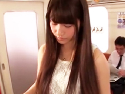 44325 - 人気も少ない電車内で襲われる美少女