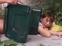 697883 - ゴミ箱にハマって身動きが取れない美女を後ろからチンポをぶち込む
