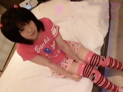 700602 - アウトすぎるガチロリ娘のパイパン膣に大人チンポねじ込み中出しハメ！