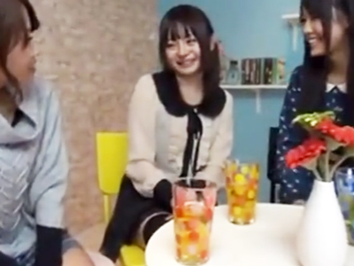 63401 - 「今からですかぁ？」知人が近くに居るのに生パコ許容しちゃうロリカワ美女