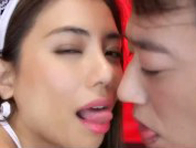 707268 - ベロチュー＆手コキで挑発する痴女メイドに爆イキ