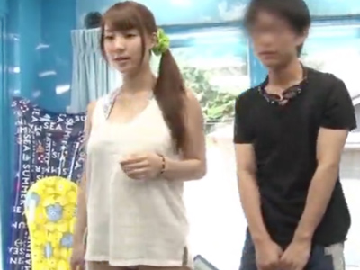 708453 - 「ちょっとダメ聞こえちゃう！」すぐ外に彼氏が居るのに中出しパコしちゃう素人娘
