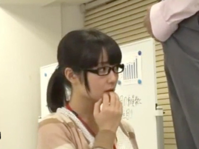 707020 - メガネのいかにも純粋そうな美少女OLを脱がすとパイパン会社パコ