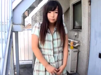 712446 - ノリノリでチンポをシゴイてくる淫乱美少女のリアルなハメ撮り