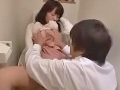 718794 - 「まだ開けちゃダメェ！！」扉越しに旦那がいるのに隣人にハメられる妻