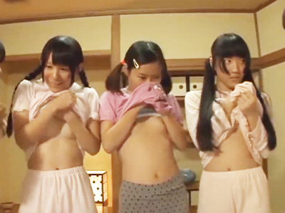 77968 - 貧乳無毛なロリ美少女たちを食い放題！狭い膣内にメリメリ肉棒挿入ｗ