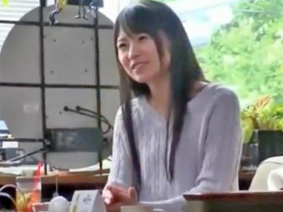 718108 - ロケバスでこっそり隠れてSEXする女優さん