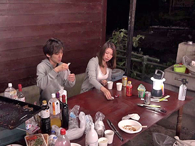 720566 - キャンプ場で知り合った若い男と青姦する人妻