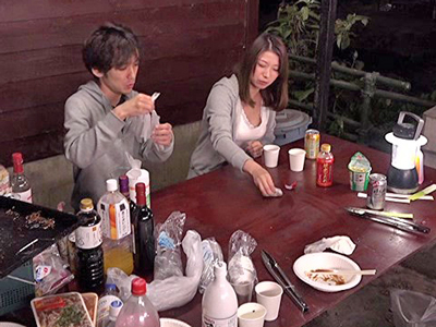 715334 - キャンプで発情する若者の魅力に堕ちていく美熟女