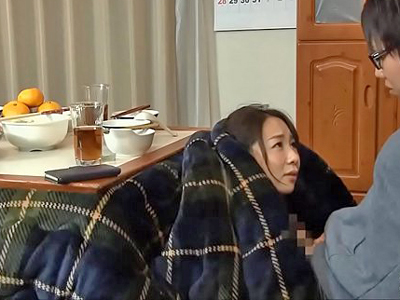 717615 - コタツの中で旦那の真横で息子に痴女るお母さん
