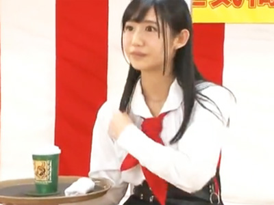 81916 - 空気椅子で腰が砕けてズブリと挿入ｗ彼氏の前で中出しSEX！