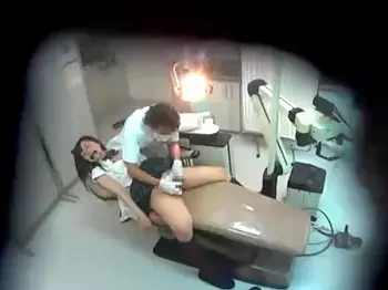 69787add0349d - 冬愛ことね｜貧乳ひよこJK×電車痴漢｜満員の車内でゆっくりと犯されてゆくアウロリ少女。パンツの中に手を・・・