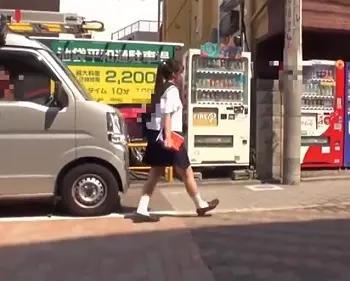 69744220610eb - 通学ひよこ少女×べろちゅう痴漢｜混雑に紛れて思春期の制服JKを手マン。唇に吸いつき 舐め回し 激しい糸引きディープキスで